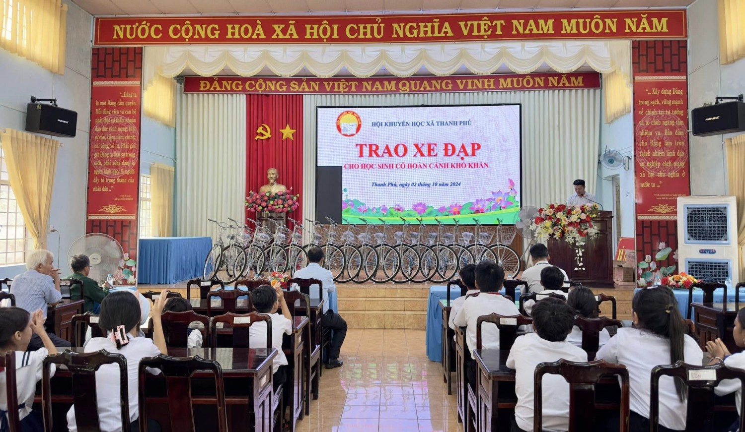 HỘI KHUYẾN HỌC XÃ THANH PHÚ TỔ CHỨC TRAO 16 XE ĐẠP CHO HỌC SINH CÓ HOÀN CẢNH KHÓ KHĂN “TIẾP BƯỚC TỚI TRƯỜNG” NĂM 2024