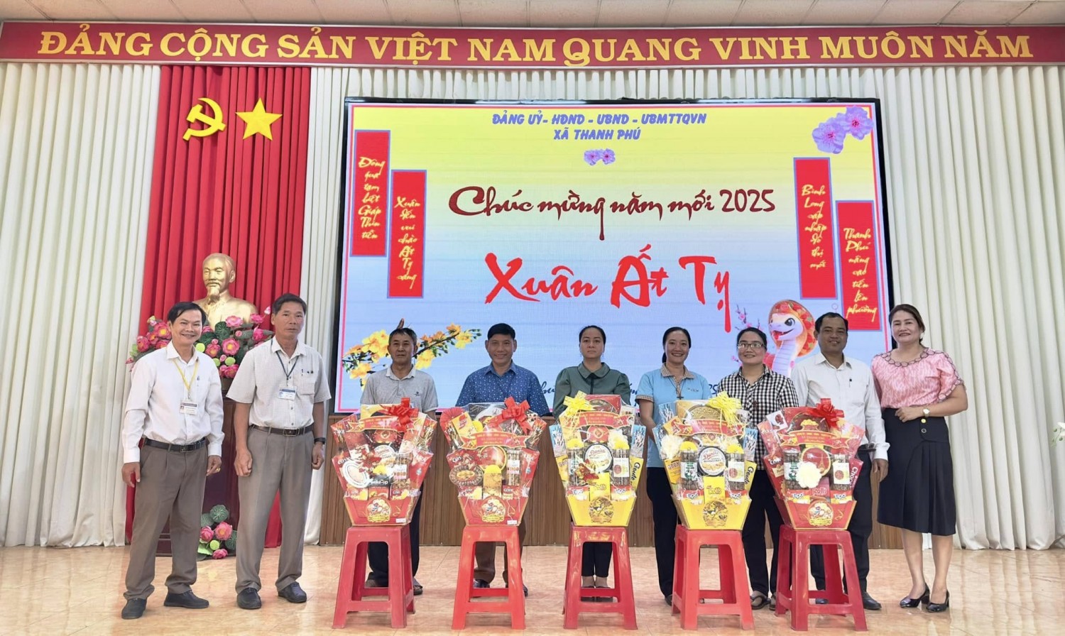 ĐẢNG ỦY - HĐND - UBND - UBMTTQVN XÃ THANH PHÚ TẶNG QUÀ VÀ CHÚC TẾT QUÝ THẦY, CÔ GIÁO NHÂN DỊP TẾT ẤT TỴ 2025